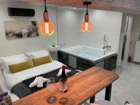 Romantic Jacuzzi&Spa Residence